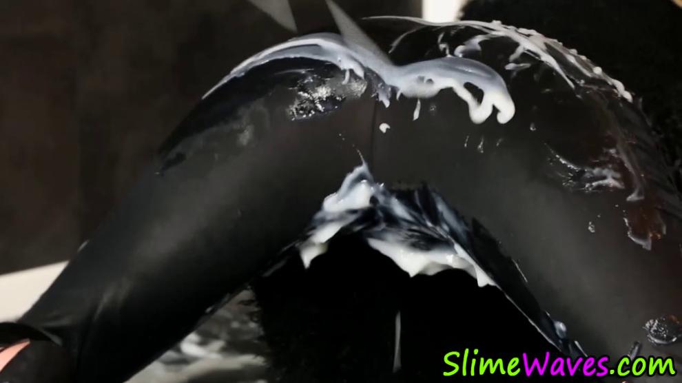 Gloryhole bitch fingers pussy