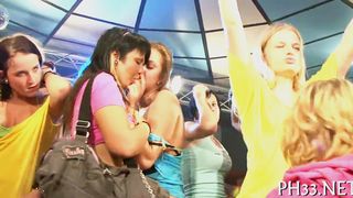 Girls wants to fuck the army dancer