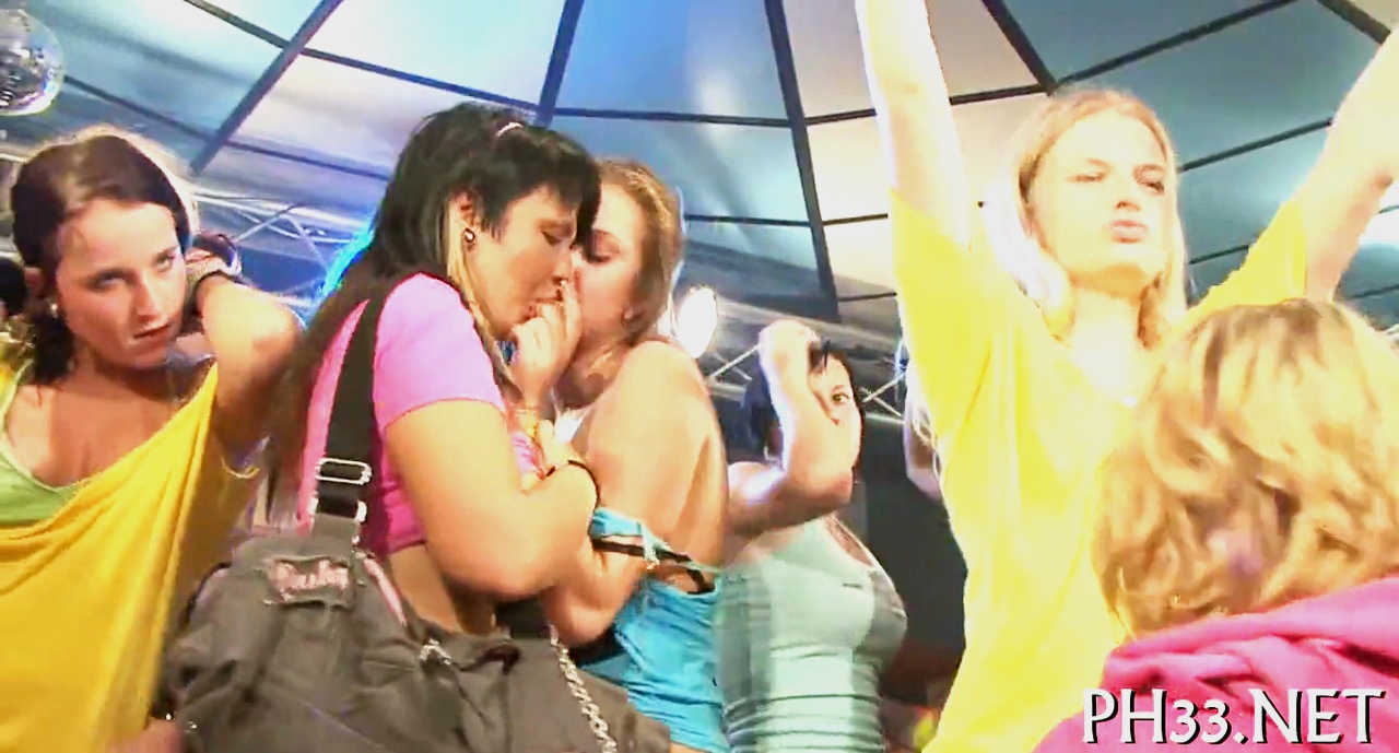 Girls wants to fuck the army dancer