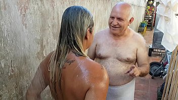 Grandpa bathing the young girl he met on the beach !!! Paty Butt - Old Grandpa - El Toro De Oro