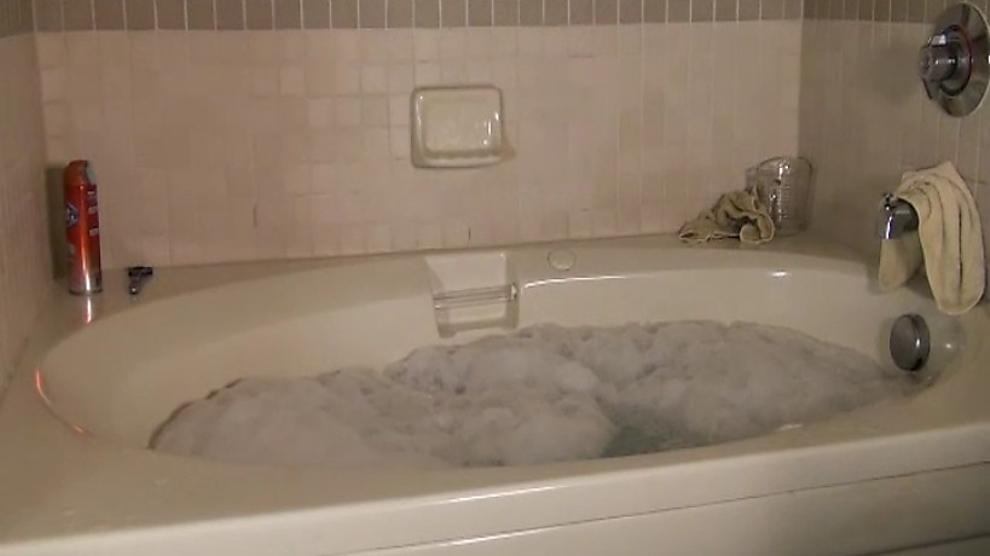 Lynn Sexy Muscle Bath