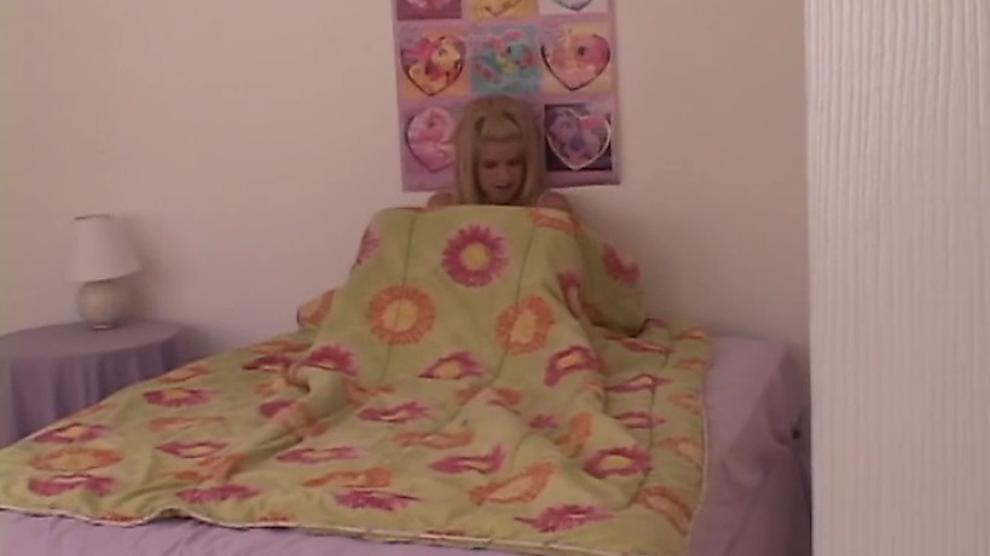 cameron en la cama esperando