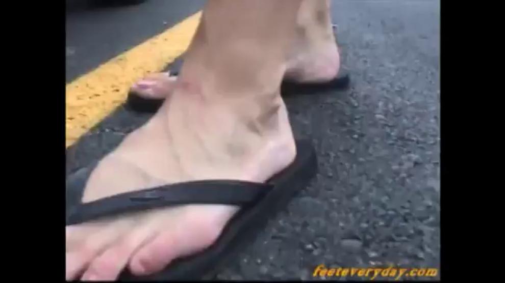 beth huge feet outside