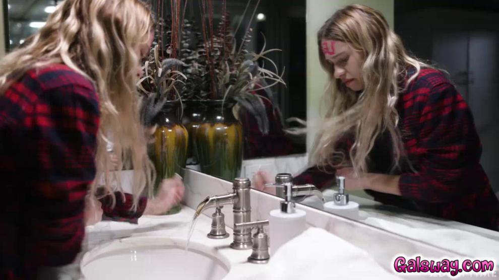 Lesbian Khloe had some intimate moment with Gia in a slumber party (Gia Derza)