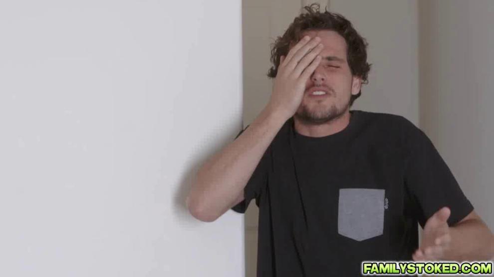Tyler got turned on on stepmoms perfect ass