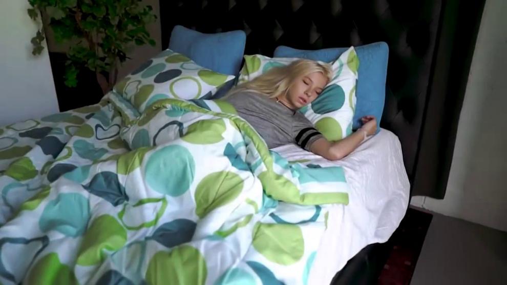 Hot blonde slut enjoys hard sex (Kenzie Reeves)