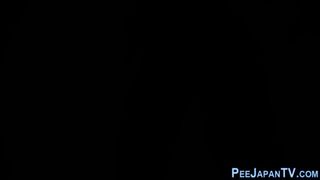 Bizarre asian ho peeing