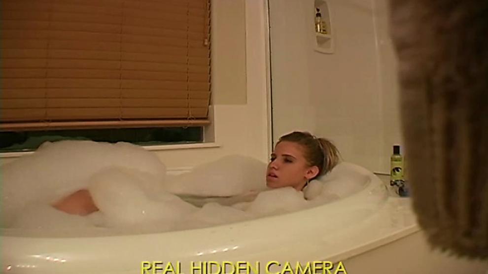 GIRLFRIENDFILES - Girl masturbating in bath