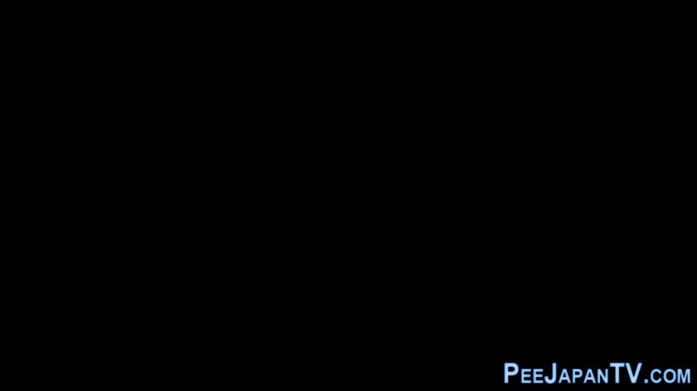 Weird asian whore peeing