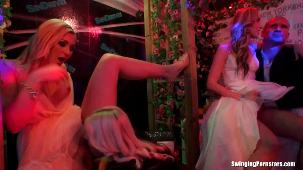 DRUNKSEXORGY - Bi club chicks lick pussies and suck cocks