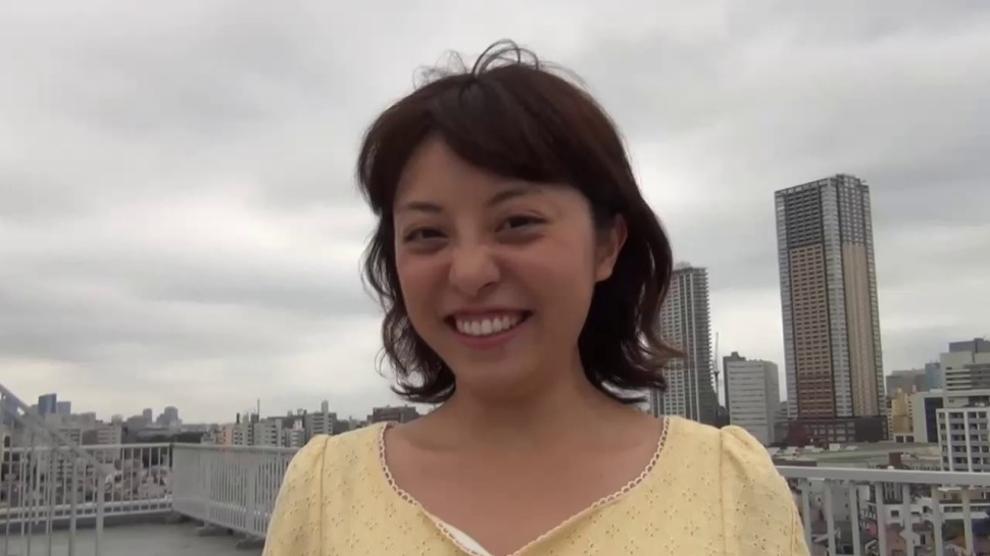 Japanese babes show pussy