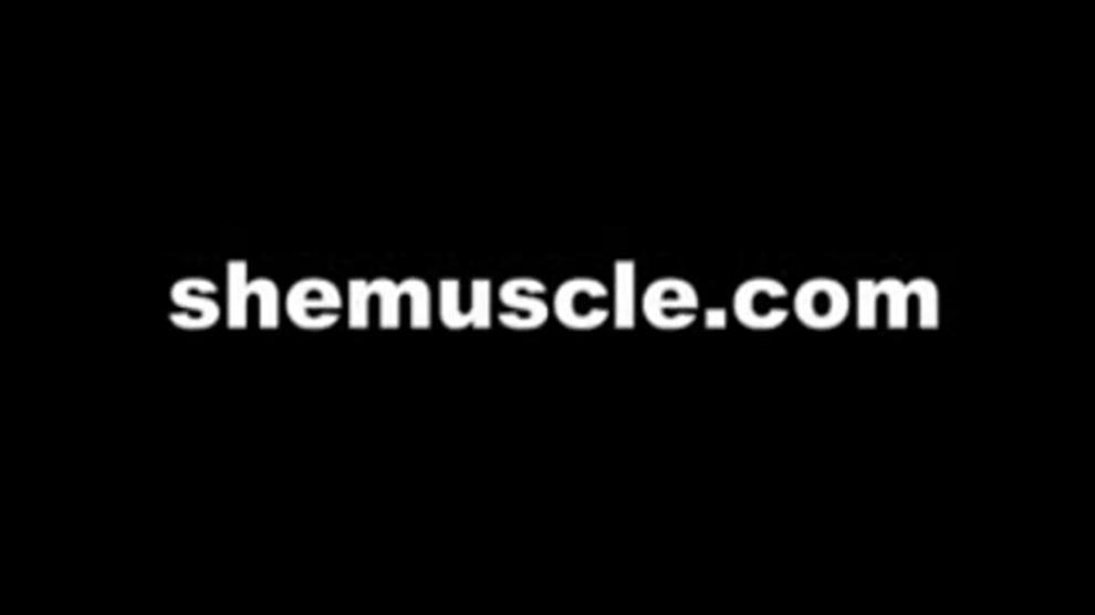 Hot bodybuilder shows her body