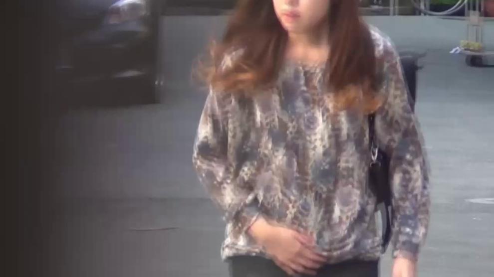Asian babe pees in alley