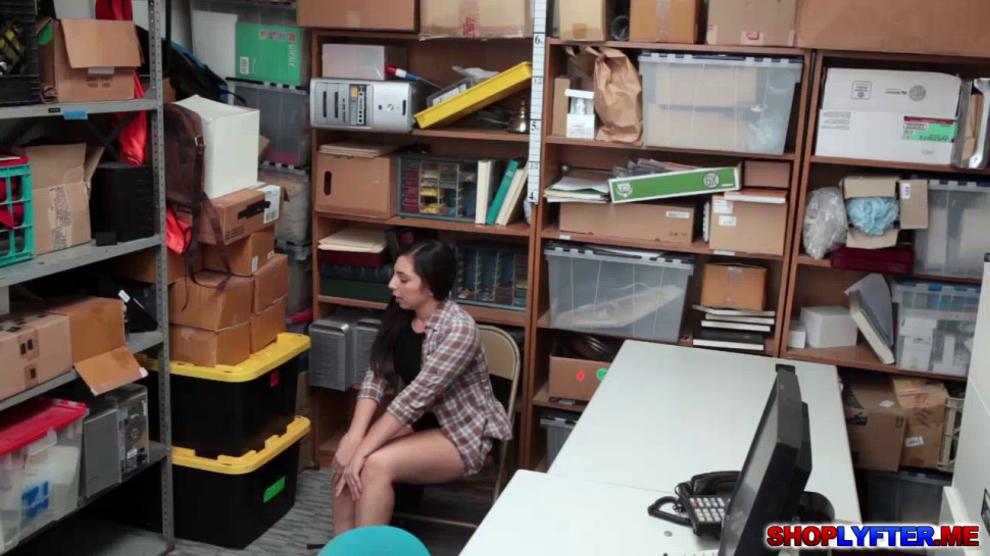 Amateur thief Luna Leve enjoys fucking with the cop