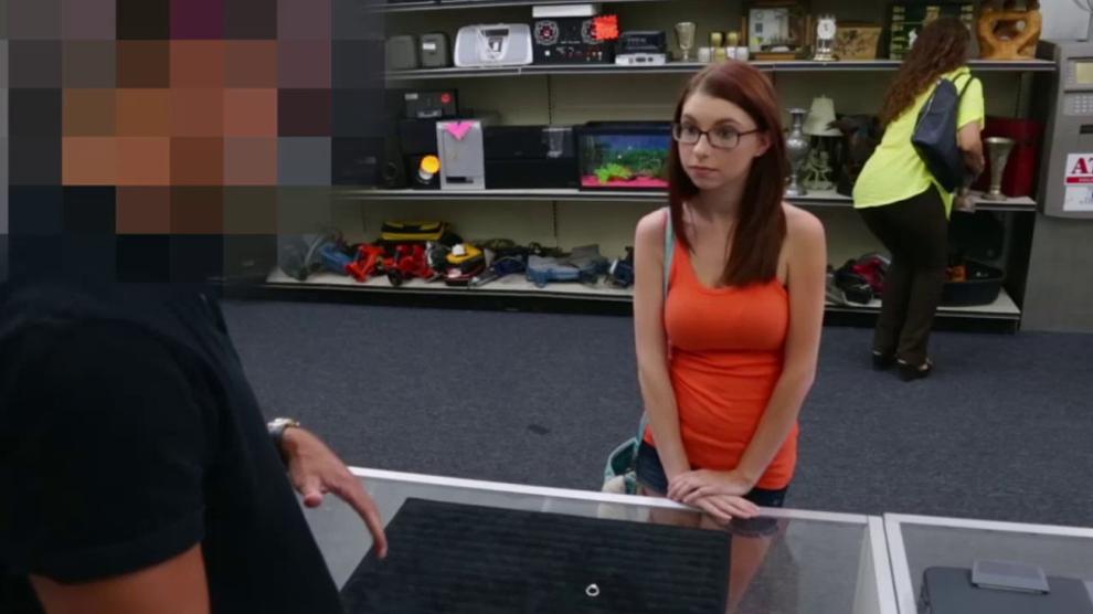 XXXPAWNSHOPS - Spex pawner babe sucking dick for money