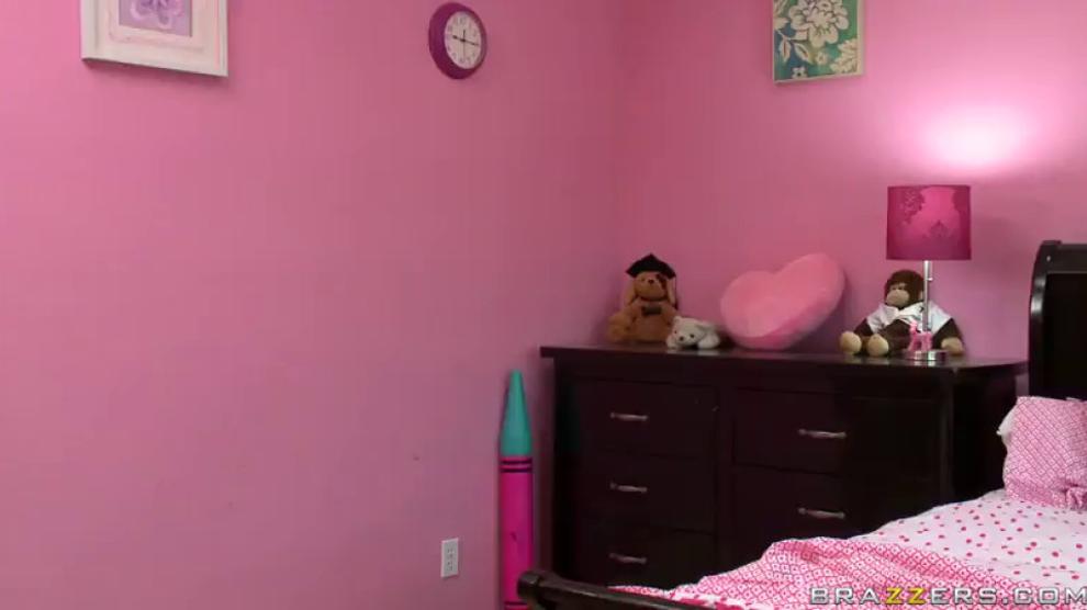 Briana Blair SEXY bitch fucks into a pink room. (Briana Blair )