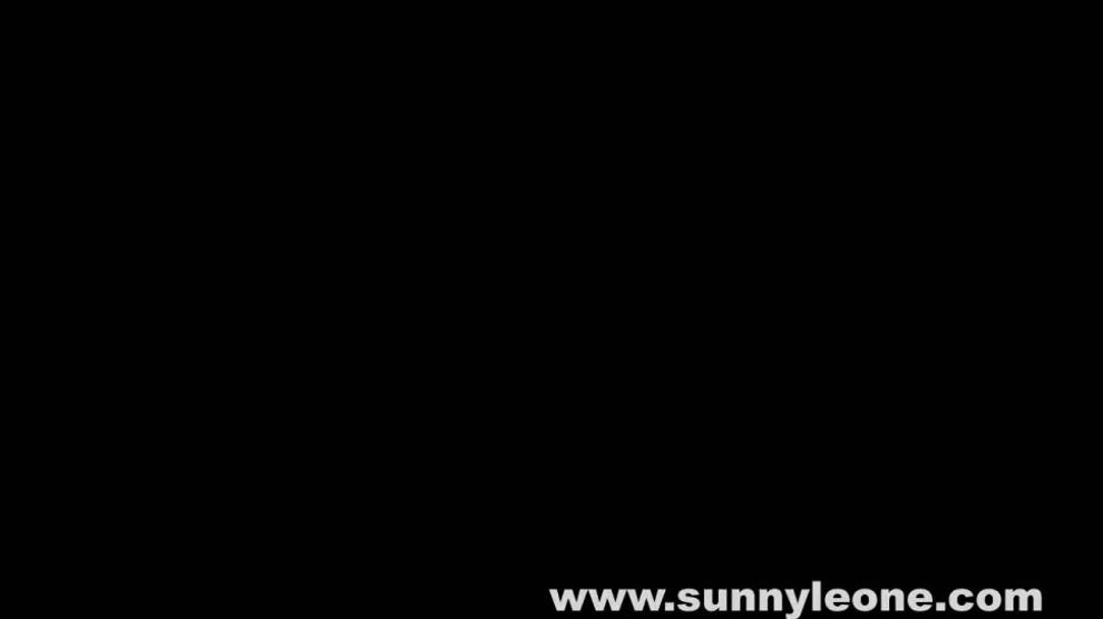 Sunny Leone Teasing (Sunny Leone)