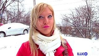 Christine, blonde sexy baise un mec devant sa copine