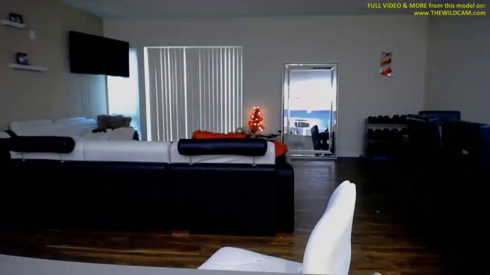 Teen with big butt masturbating on webcam
