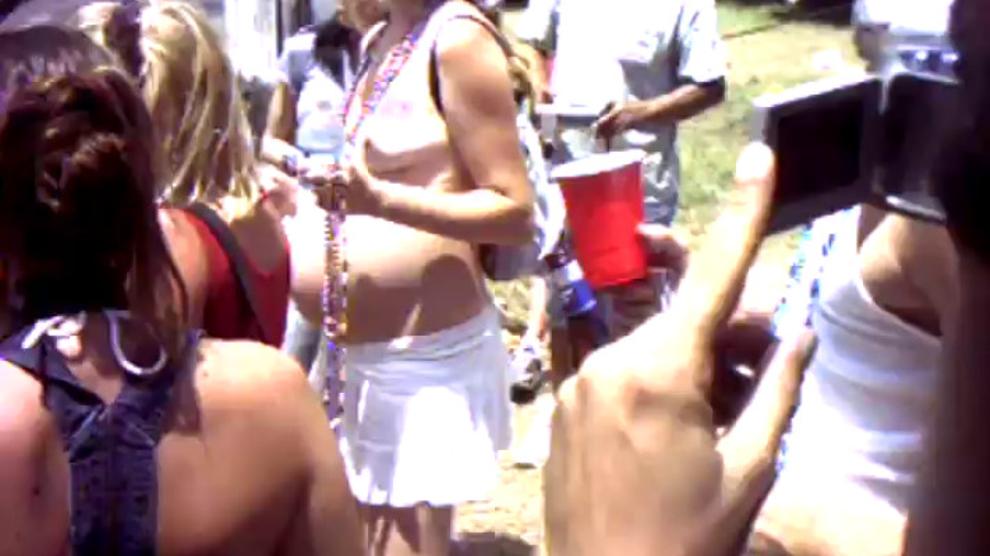 hot pregnant girl gets tit sucked in publiv