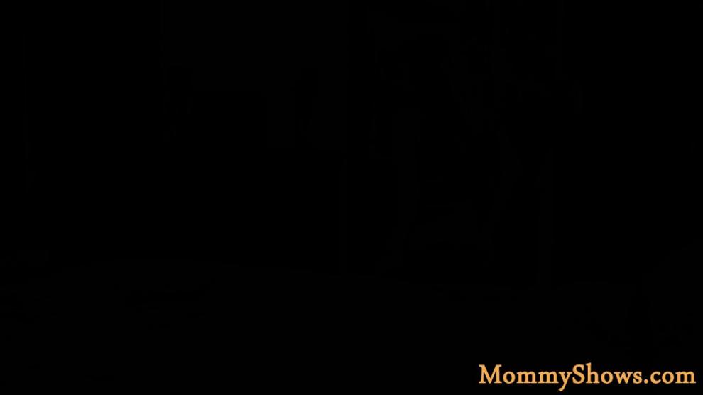 Gorgeous stepmom scissoring with teen babe