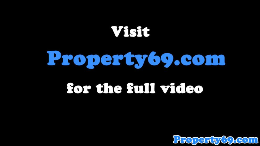 Real amateur realtor bouncing booty on dick