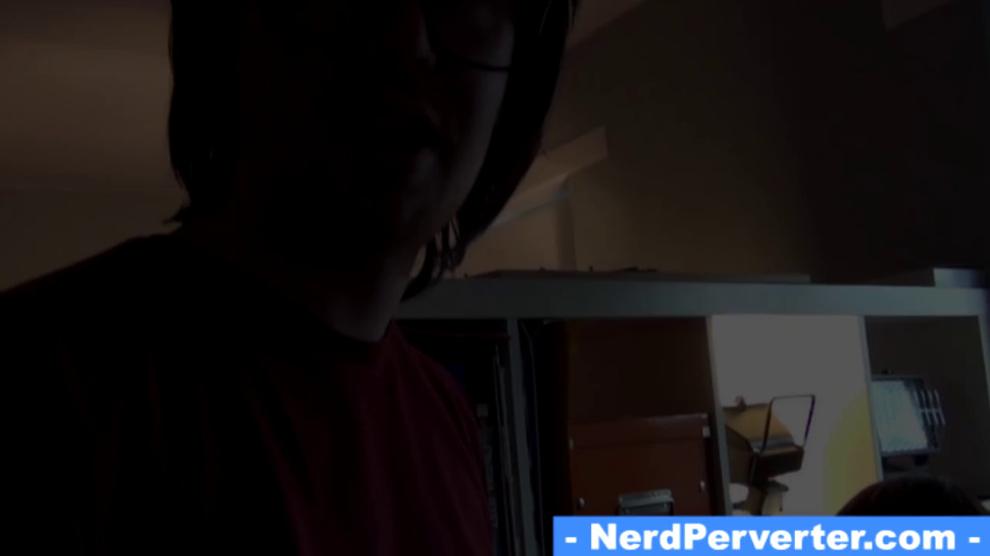 Nerdy Babe Knows How to Suck