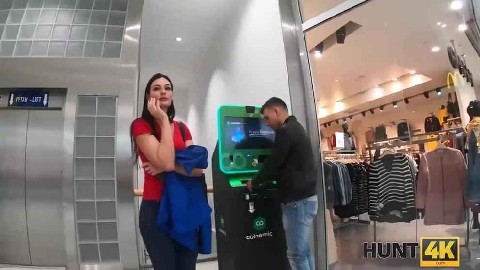 HUNT4K. Hunter meets super-hot model who remains without money