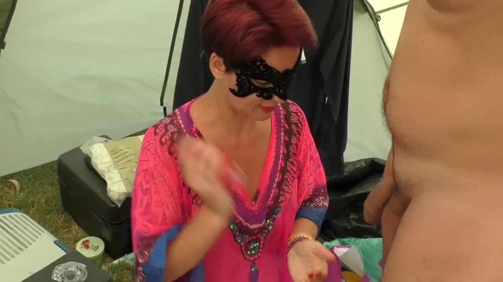 Elle met une cage de chasteté à son mari