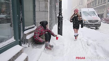 Pegas Productions - Kate Brixxton Baise un Clochard