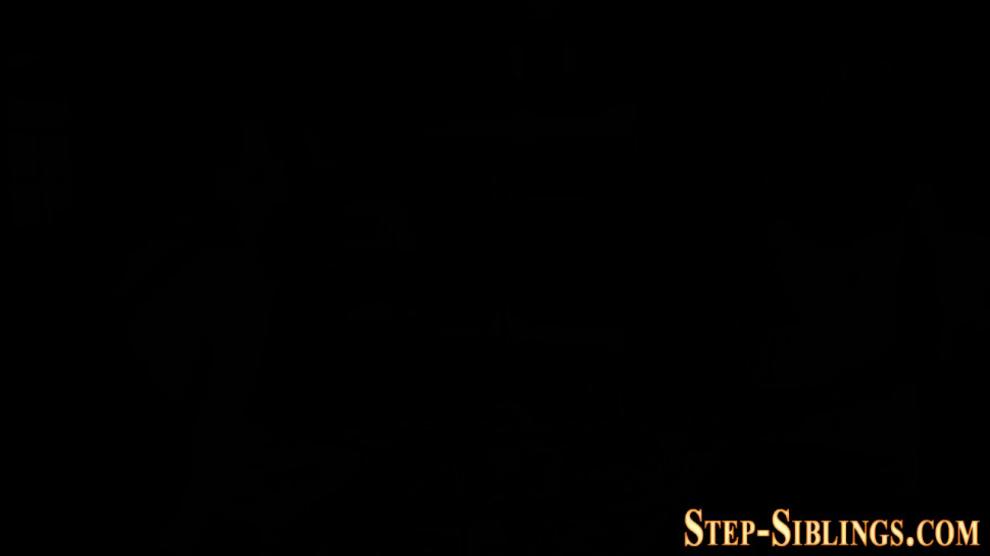Les stepsister in kitchen