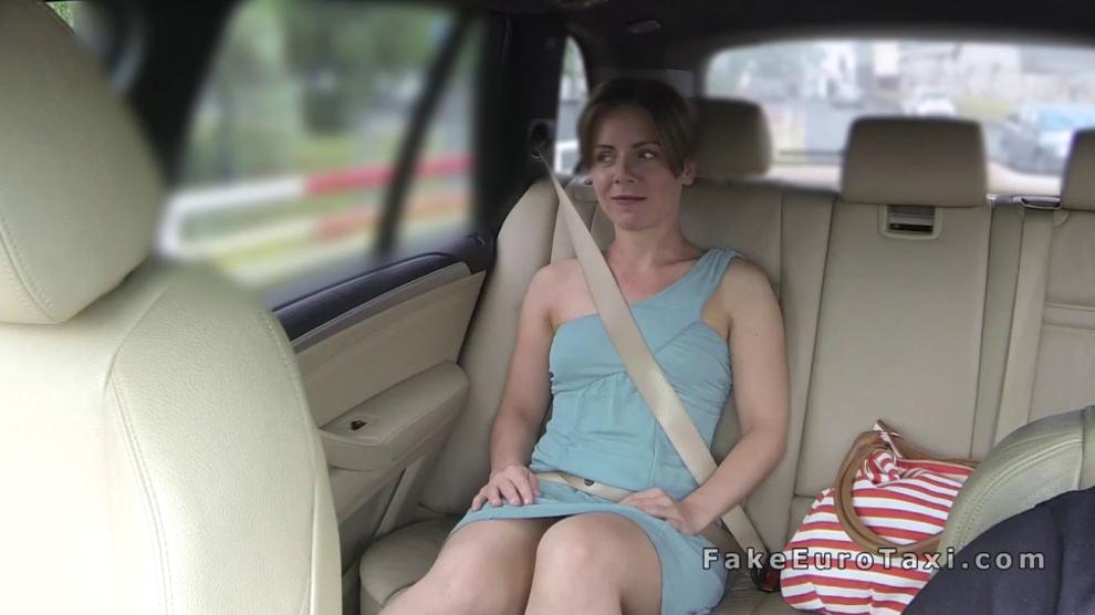 Amateur babe wanks and fucks big cock in taxi