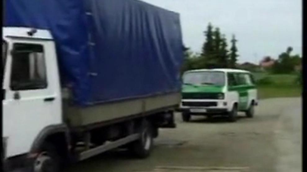 2 Polizisten ficken im Dienstwagen