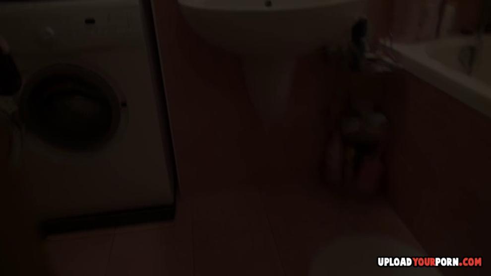 UPLOADYOURPORN - Hot babe gets recorded while taking a shower