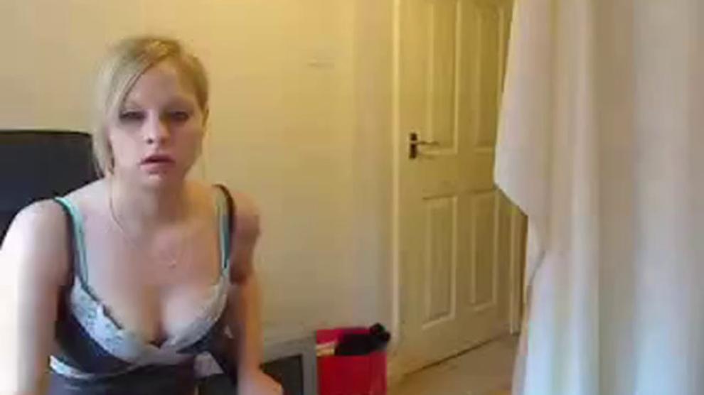 Insecure teen attempts to be horny on the webcam