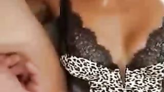 Femme asiatique leche la bite avec sperme dans la bouche