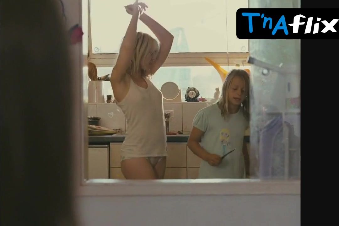 Kierston Wareing Underwear Scene  in Fish Tank