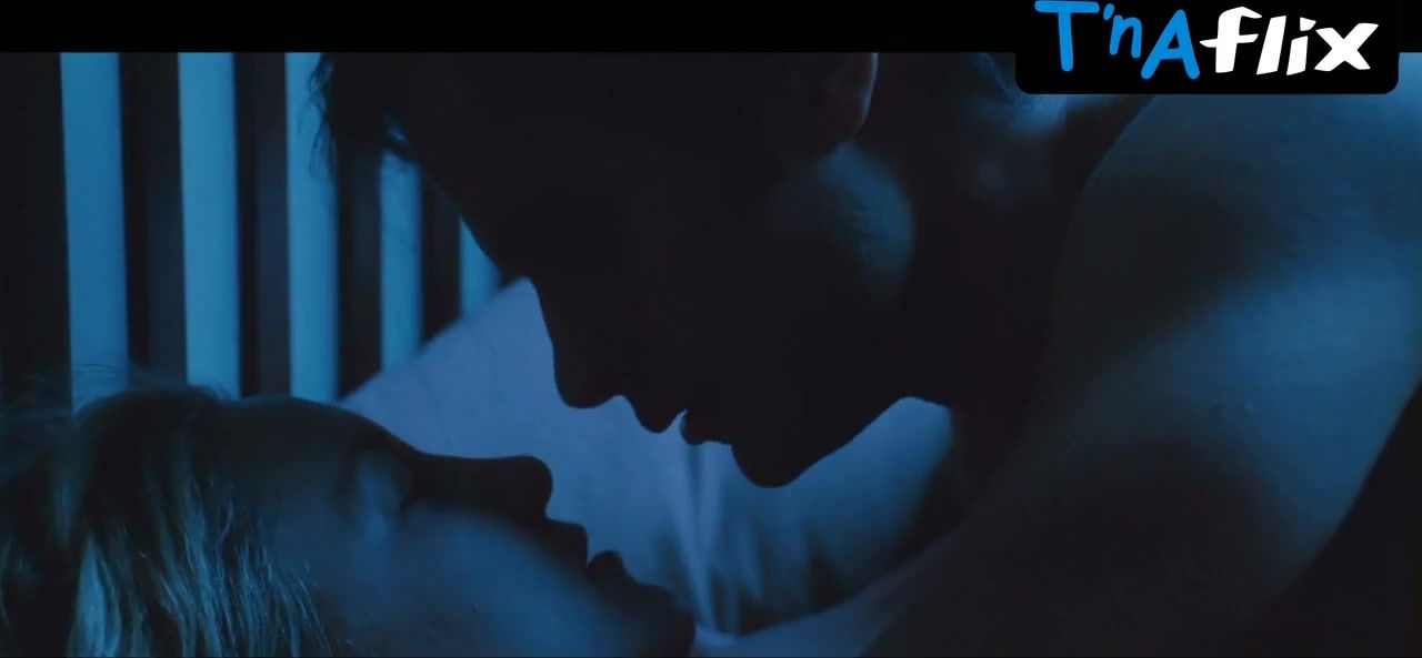 Kate Hudson Breasts Scene  in A Little Bit Of Heaven