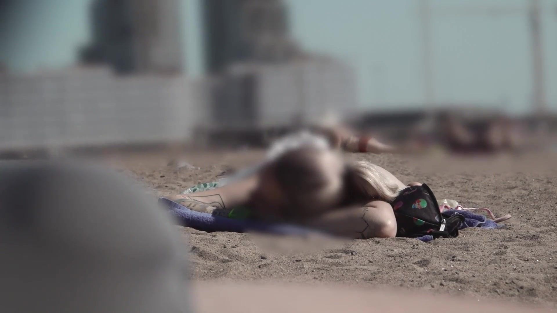 Bulge dick flash on beach - public flashing