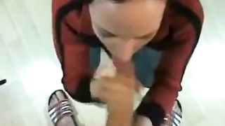 schluckt das Sperma ihres Ehemanns