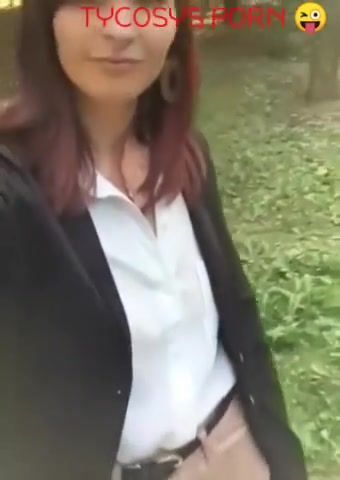 Elle a sa chatte à l'air en pleine ville au Puy en Velay  (Elle A.)