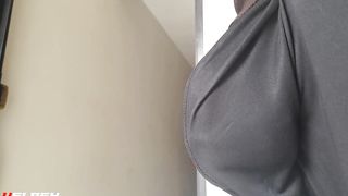 Mostrando el bulto a vieja