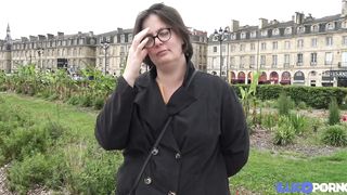 Barbara, naughty and round, cheats on her boyfriend for a good sodomy