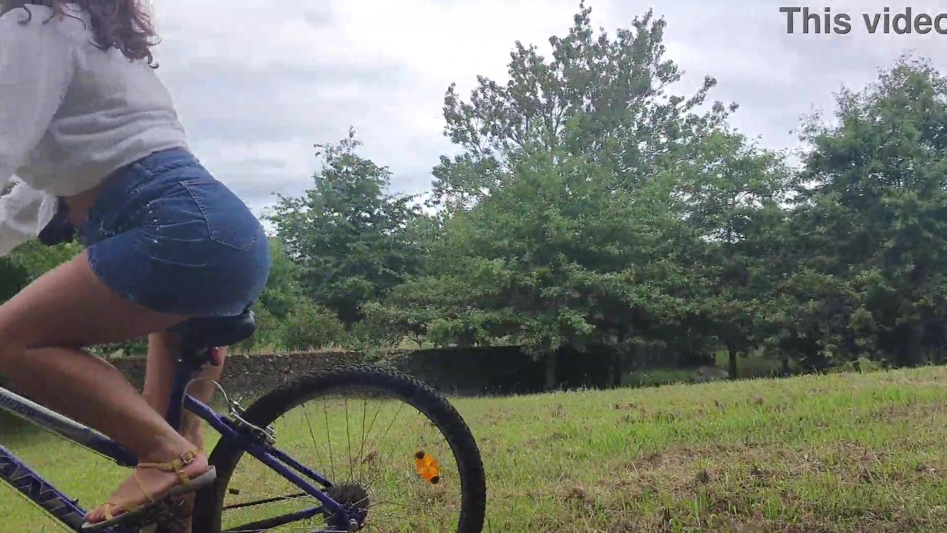 Student Girl Riding Bicycle&Masturbating On It After Classes In Public Park!