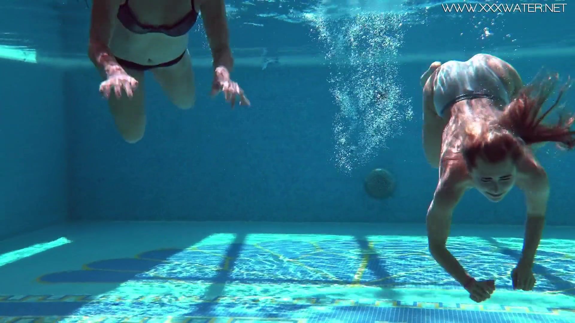 Pretty hot hotties Cruz and Jessica swim naked together