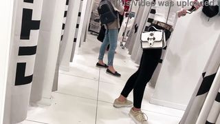 Risky fuck in changing room wiht beauty teen
