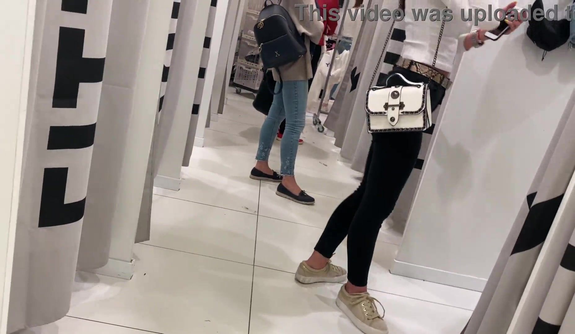 Risky fuck in changing room wiht beauty teen