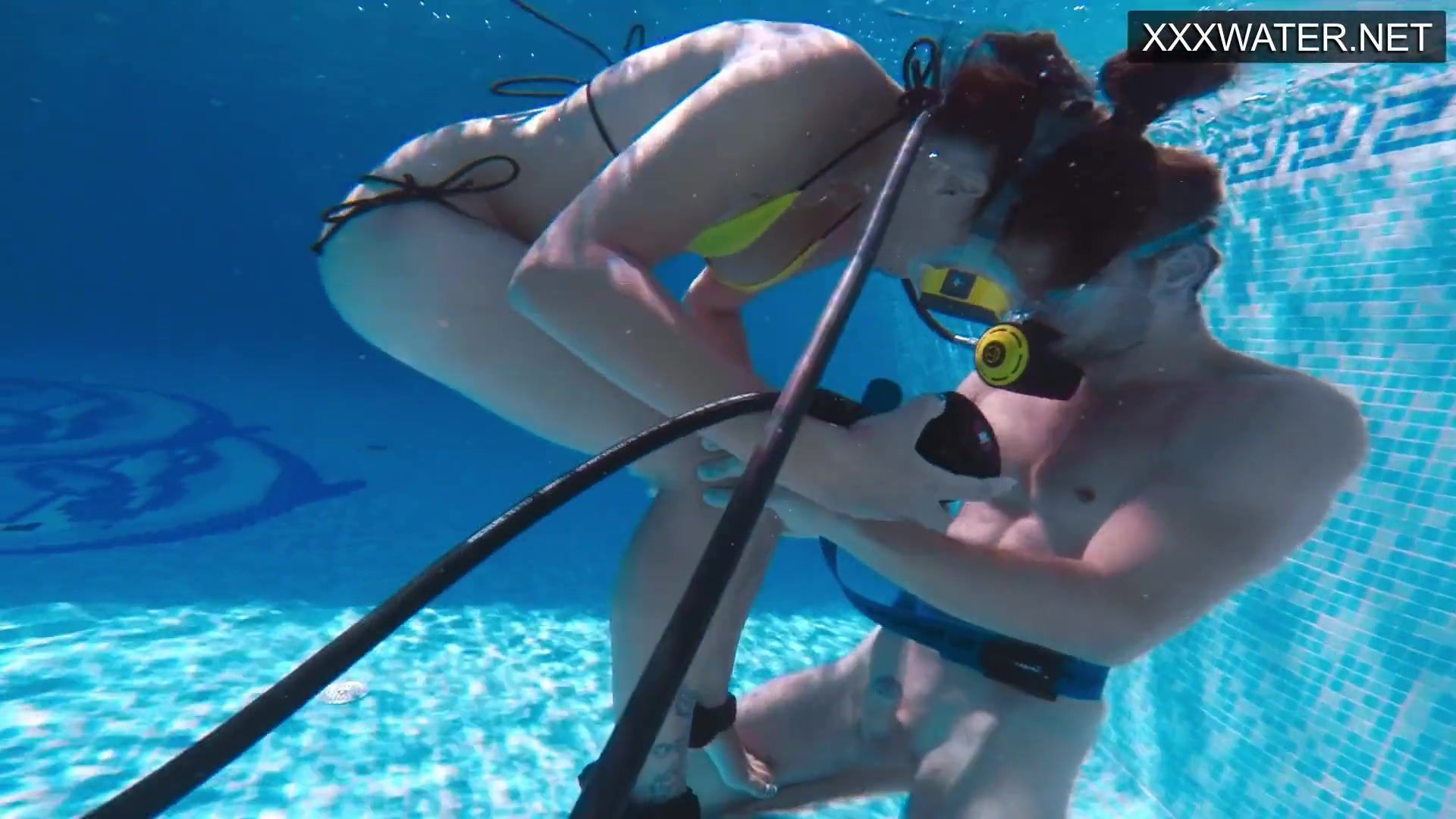 She gives up in orgasms in the swimming pool with big cock