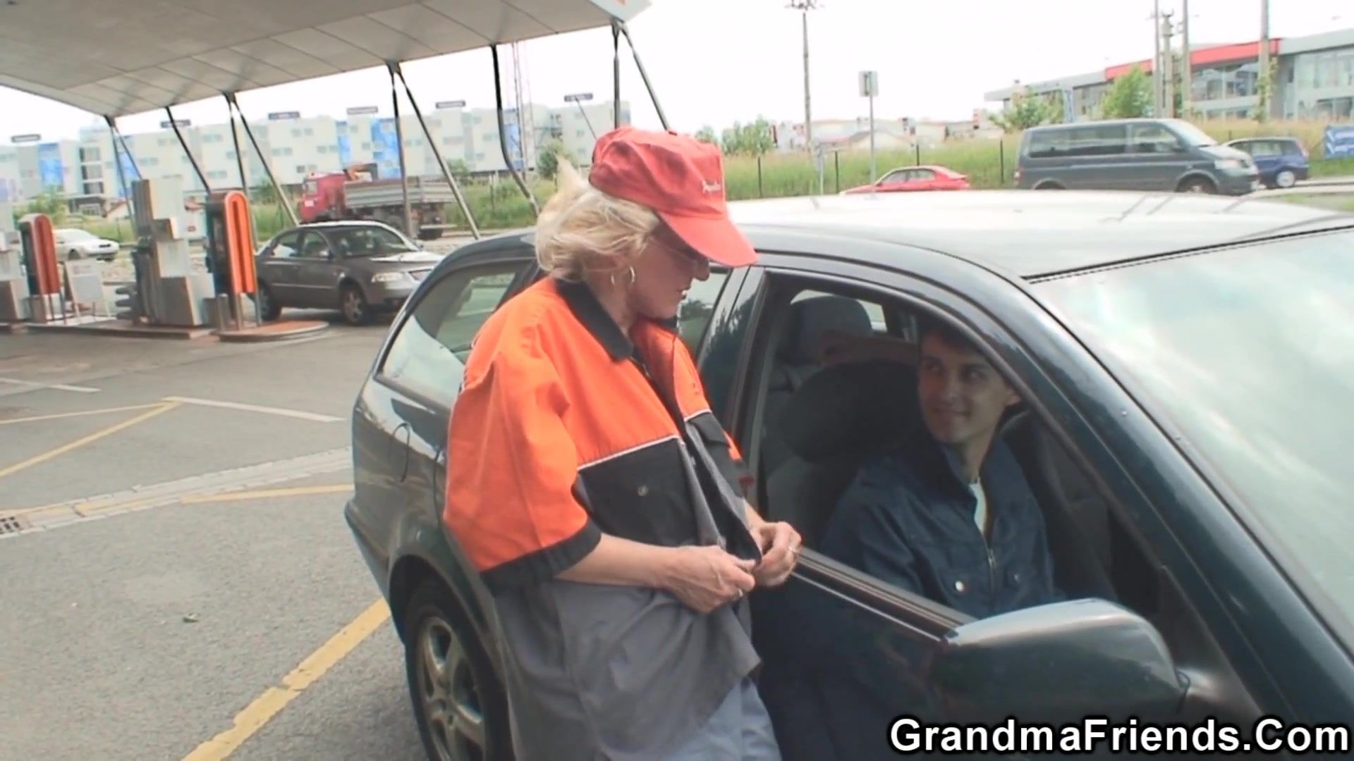Picked Up old mature woman takes DP