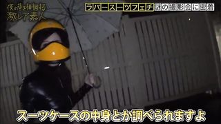 https://bit.ly/3VvsfXp Mysterious full-face helmeted full-body rubber beauty dashing through the rainy neon streets! ...Is she Blade Runner! This is so rare! And a woman who walks around dressed like this must have great sex too!